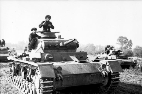 Invasi Polandia Dengan Menggunakan Strategi Blitzkrieg dimana Panzer Menjadi Tulang Punggung Serangan